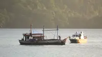 Kementerian Kelautan dan Perikanan (KKP) menangkap satu kapal pengangkut ikan asal Filipina di perairan di Laut Sulawesi. (Foto: Kementerian Kelautan dan Perikanan)
