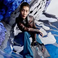 Di Musim Panas 2021, Berluti memperkenalkan lini terbaru dengan detail kulit yang dikepang, menampilkan jenis savoir-faire dan keahlian baru. Koleksi tas kulit yang dihadirkan Berluti terinspirasi dari kolaborasi dan dialog antara Kris Van Assche dan Seniman Keramik Brian Rochefort. (Foto: Berluti)