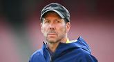 Diego Simeone tampak serius memimpin sesi latihan Atletico Madrid jelang mennghadapi Arsenal pada leg kedua semifinal Liga Champions 2025/2026. Duel ini digelar di Emirates Stadium. (AFP/Glyn Kirk)