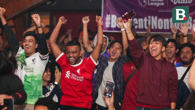 Foto: Riuhnya Chant Dukungan Tiada Henti Bigreds Regional Bekasi dalam Roaring Night Liga Inggris 2023/2024 MU Kontra Liverpool