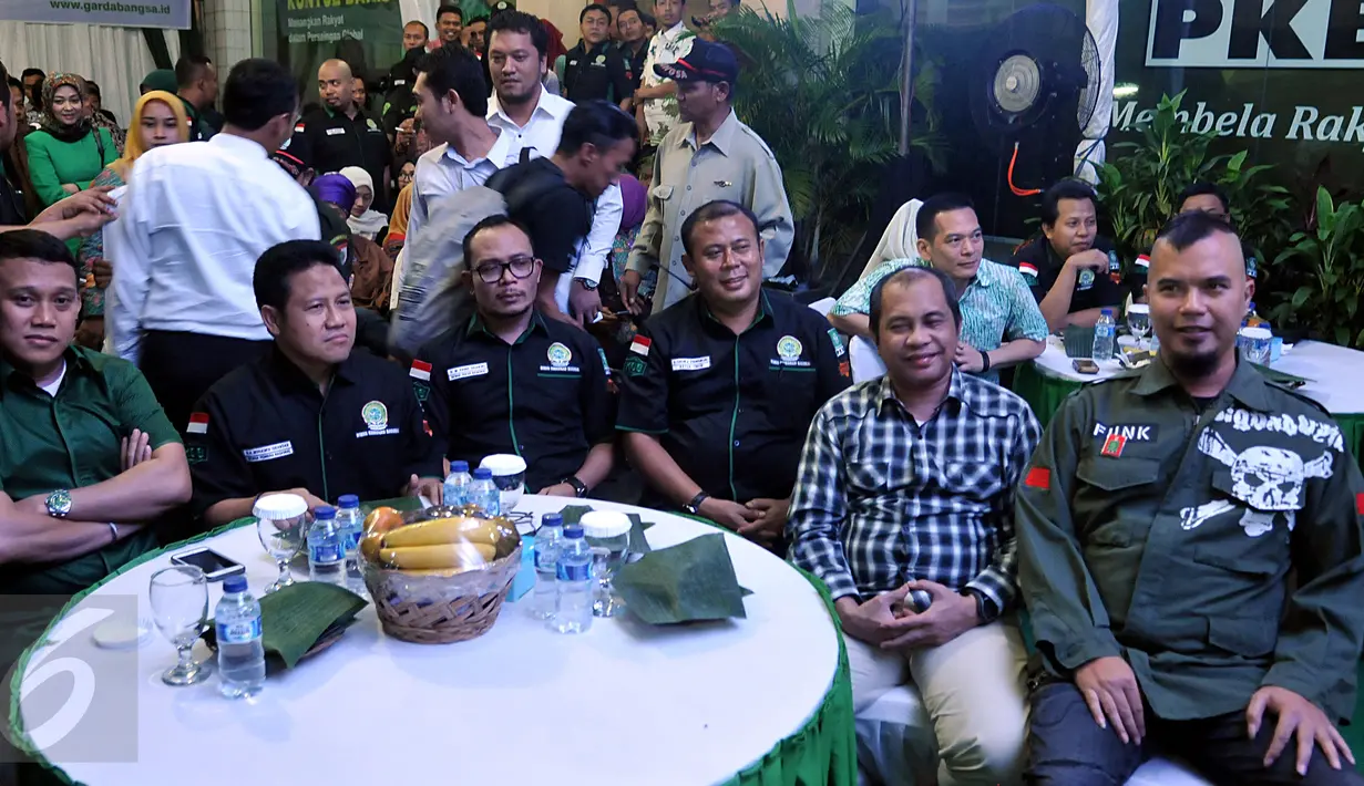 Ketum PKB, Muhaimin Iskandar (kedua kiri), Sekjen PKB, Abdul Kadir Karding (kiri), Menaker Hanif Dhakiri (tengah), Menteri Desa PDTT Marwan Jafar (kedua kanan) ,balon  Gubernur DKI, Ahmad Dhani saat Harlah di Jakarta, (11/3). (Liputan6.com/Johan Tallo)