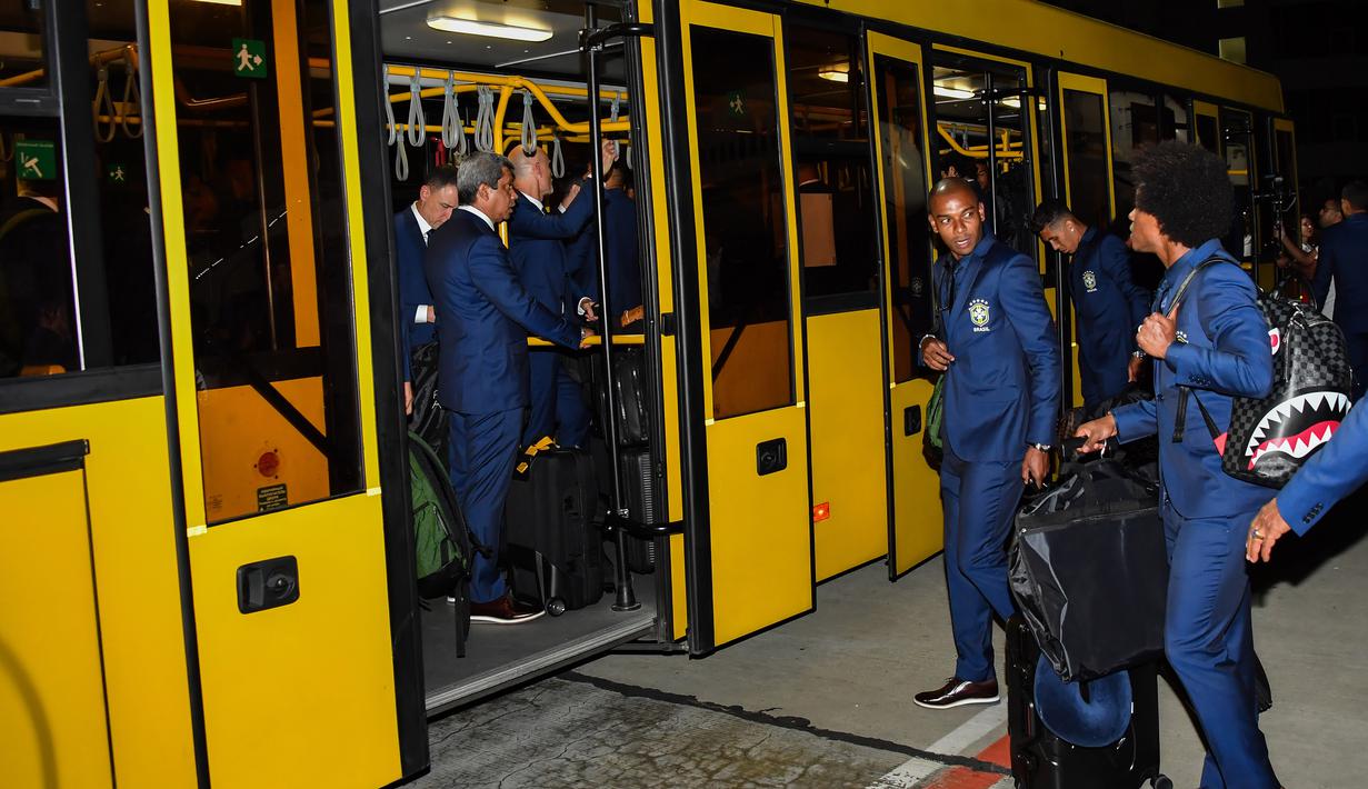Pemain Brasil, Fernandinho (2kanan) dan Willian (kanan) bersiap naik bus saat tiba di Sochi airport, Rusia, (11/6/2018). Brasil berada pada grup E dengan Kosta Rika, Swis dan Serbia. (AFP/Nelson Almeida)
