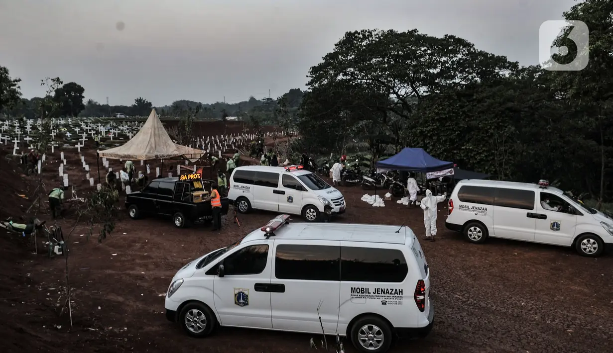 Mobil ambulans terus berdatangan hingga malam hari di TPU Pondok Ranggon, Jakarta, Kamis (24/9/2020). Jumlah kumulatif kasus Covid-19 di Indonesia mencapai 262.022 orang per Kamis (24/9) dengan 191.853 orang dinyatakan sembuh dan 10.105 orang meninggal dunia. (merdeka.com/Iqbal Nugroho)