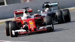 Pebalap Ferrari, Sebastian Vettel menjadi yang tercepat dengan waktu 1 menit 22,852 detik dan melahap 142 lap pada sesi sore hari keempat tes pramusim F1 2016 di Sirkuit Catalunya, Barcelona, Spanyol, Jumat (4/3/2016). (Reuters/Albert Gea)