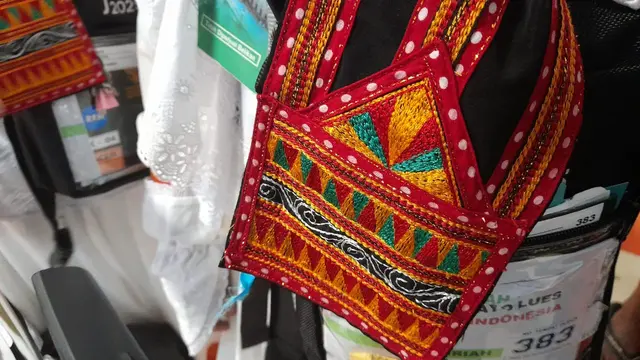 Syal Kerawang yang dipakai jemaah haji asal Kabupaten Gayo Lues, Aceh