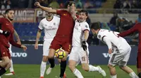 Pemain AC Milan, Alessio Romagnoli menghalau bola dari kejaran pemain AS Roma, Edin Dzeko pada lanjutan Serie A di Rome Olympic stadium, (25/2/2018). AC Milan menang 2-0. (AP/Alessandra Tarantino)