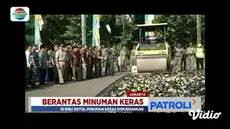 Polisi dan pemerintah musnahkan 18 ribu botol miras hasil razia selama bulan Ramadan di Monas, Jakarta.