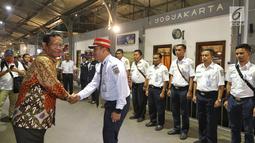 Ketua Gerakan Suluh Kebangsaan Mahfud MD (kiri) memberi salam saat tiba di Stasiun Tugu Yogyakarta, Selasa (19/2). Dialog Jelajah Kebangsaan diadakan di sembilan stasiun. (Liputan6.com/JohanTallo)