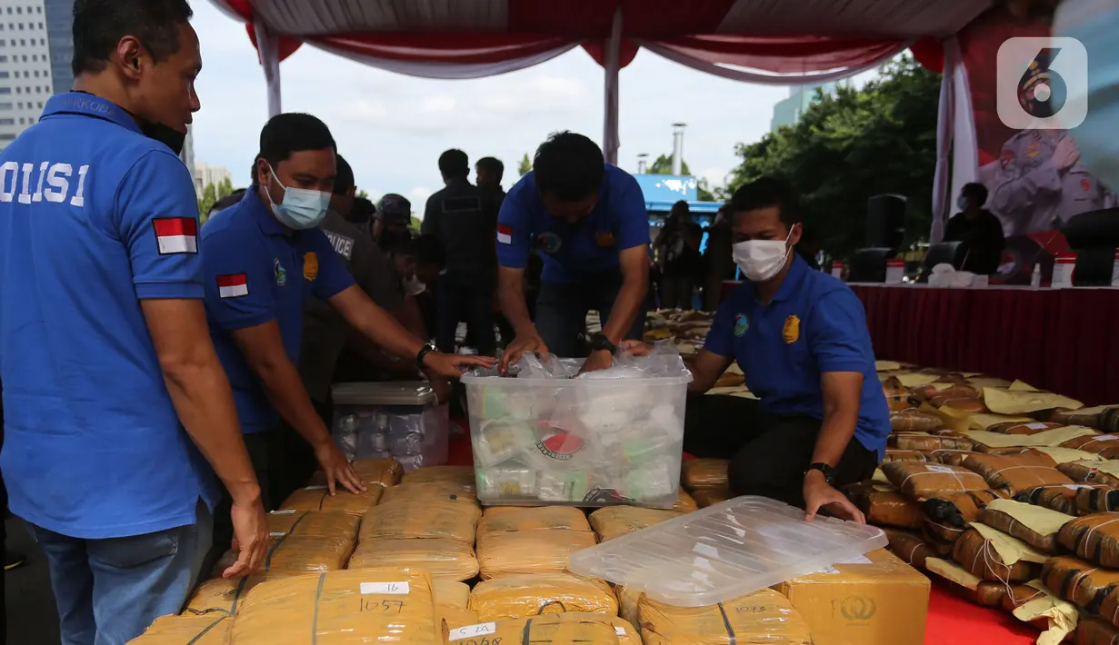 Barang bukti narkotika diperlihatkan saat konferensi pers hasil Operasi Nila Jaya 2021 di Mapolda Metro Jaya, Jakarta, Kamis (25/11/2021). Polda Metro Jaya melakukan pemusnahan barang bukti narkotika ekstasi, sabu, ganja, happy five dan bubuk sintetis dengan total 1,74 ton. (merdeka.com/Imam Buhori)