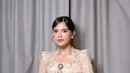 Penampilan ini semakin sempurna dengan riasan wajah bernuansa peach yang segar dan flawless hasil sentuhan makeup artist @cantikawannadewi. Sementara itu, rambutnya ditata dengan gaya wet sleek bun oleh @sunhairstylist, memberikan kesan modern sekaligus anggun. [@audimarissa].