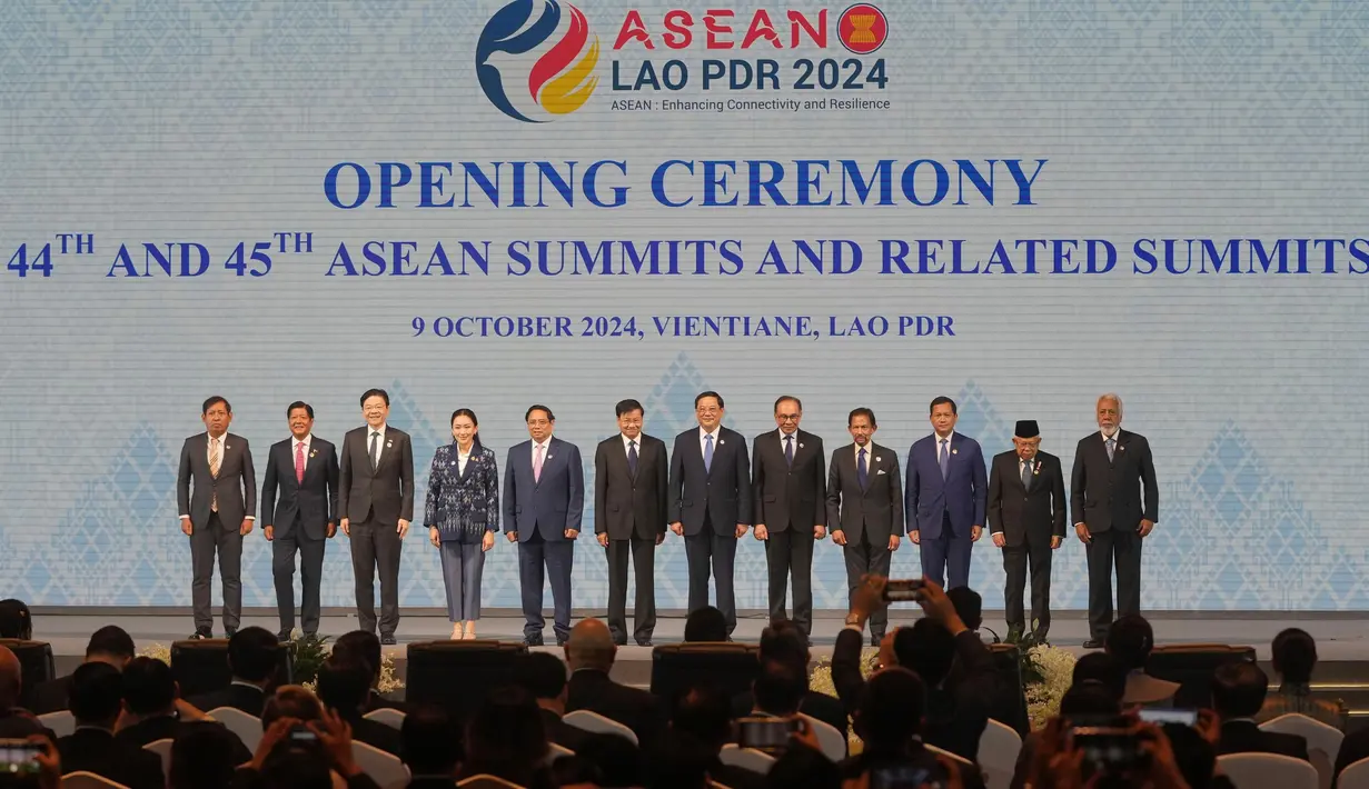 Wakil Presiden Republik Indonesia, Ma'ruf Amin (kedua kanan) menghadiri pembukaan acara Konferensi Tingkat Tinggi (KTT) ke-44 dan ke-45 ASEAN, di Vientiane, Laos. (AP Photo/Dita Alangkara)