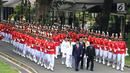 Presiden Joko Widodo didampingi Wapres Jusuf Kalla dan Mendagri Tjahjo Kumolo berjalan saat akan melantik  Gubernur dan Wakil Gubernur Kaltim serta Gubernur dan Wakil Gubernur Sumsel di Istana Negara, Jakarta, Senin (1/10). (Liputan6.com/Angga Yuniar)