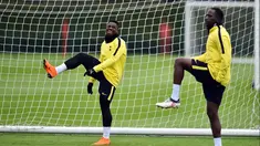 Bek Tottenham Hotspur Ivorian Serge Aurier (kiri) dan gelandang asal Prancis Moussa Sissoko ambil bagian dalam sesi latihan jelang menghadapi Juventus di leg kedua babak 16 besar Liga Champions. (GLYN KIRK/AFP)