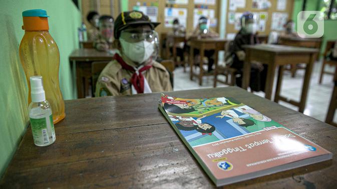Siswa mengikuti hari pertama uji coba Pembelajaran Tatap Muka (PTM) di SDN Kenari 08 Pagi, Jakarta, Rabu (7/4/2021) (Liputan6.com/Faizal Fanani).