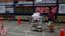 Pekerja mendorong barang pesanan di gudang milik Lazada Online Shop, Jakarta, Jumat (9/12). Indonesia menempati urutan pertama, negara dengan pertumbuhan pasar internet terbesar di dunia. (Liputan6.com/Johan Tallo)