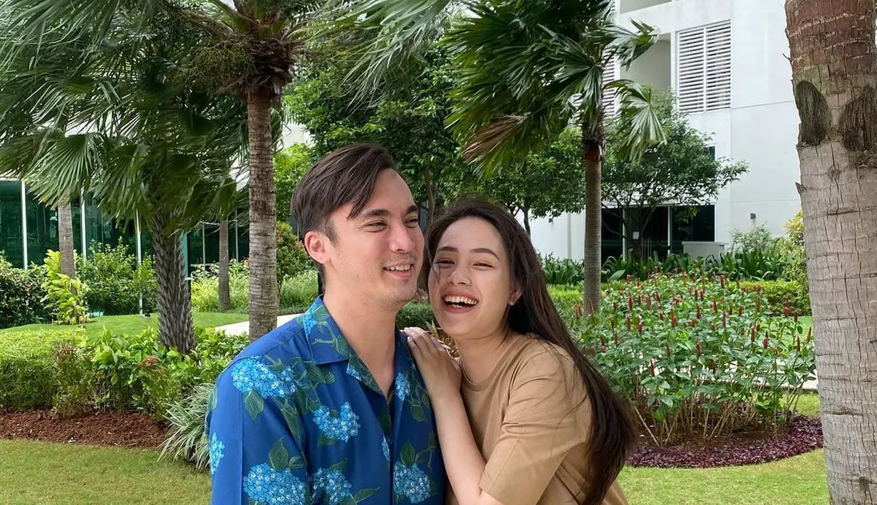 <p>Sebelumnya, Lady Veronica Nayoan istri Rendy mengungkap sederet bukti dugaan suaminya selingkuh dengan Syahnaz Sadiqah. Ibu tiga anak ini terang-terangan menandai (tag) akun Instagram milik Rendy dan Syahnaz Sadiqah. [Instagram/rendykjaernett1]</p>