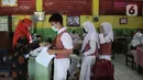 Suasana pembelajaran tatap muka (PTM) terbatas di SDN Pisangan Baru 05 Pagi, Jakarta, Senin (8/11/2021). Penerapan protokol kesehatan dilakukan guna mencegah penyebaran COVID-19, terlebih belum adanya vaksinasi untuk anak usia 6-11 tahun. (merdeka com/Iqbal S. Nugroho)