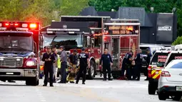 Seperti diberitakan nytimes.com pada Selasa (29/8/2023) WIB, sebuah helikopter penyelamat yang mengalami masalah mekanis terbakar dan menabrak sebuah gedung apartemen di Pantai Pompano, Florida, Senin pagi waktu setempat. Menurut pihak berwenang, kejadian tersebut menewaskan dua orang dan melukai empat lainnya. (AP Photo/Marta Lavandier)