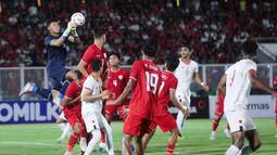 Kiper Timnas Indonesia U-20, Ikram Algiffari, menangkap bola saat melawan Yaman U-20 dalam laga ketiga Grup F Kualifikasi Piala Asia U-20 2025 yang digelar di Stadion Madya, Jakarta, Minggu (29/9/2024). (Bola.com/M Iqbal Ichsan)