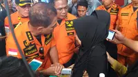Kabasarnas M Syauqi bersmaa keluarga korban Lion Air (Liputan6.com/Ika Defianti)