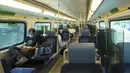 Sejumlah penumpang yang mengenakan masker menaiki kereta Go di Toronto, Kanada (21/7/2020). Mulai Selasa (21/7), para pelanggan layanan transportasi umum di Kanada, Go Transit, diwajibkan mengenakan masker atau penutup wajah. (Xinhua/Zou Zheng)