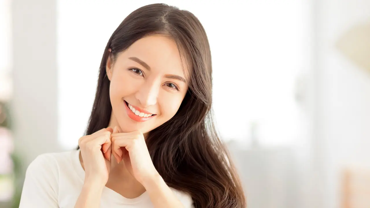 cantik tersenyum bahagia
