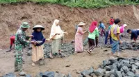 Perempuan di Desa Karangjambu tak kalah dengan kaum pria menyengkuyung program TMMD ke-101 Kodim Purbalingga. (Foto: Liputan6.com/Kodim 0702/PBG/Muhamad Ridlo)