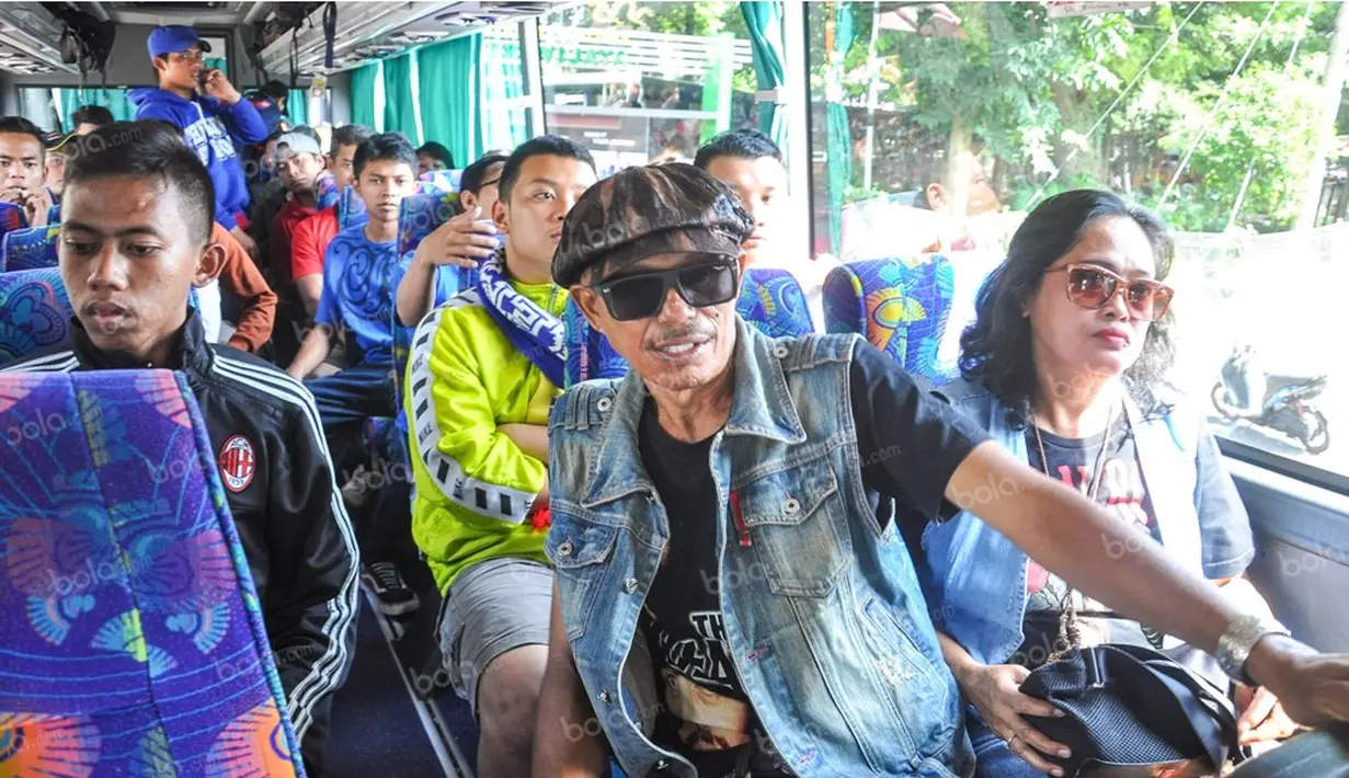 Suasana bus Aremania sebelum berangkat menuju Jakarta untuk mendukung Arema Cronus dalam final Torabika Bhayangkara Cup 2016, Sabtu (2/4/2016). Sekitar 1300 anggota Aremania diangkut dalam 25 bus. (Bola.com/Iwan Setiawan)