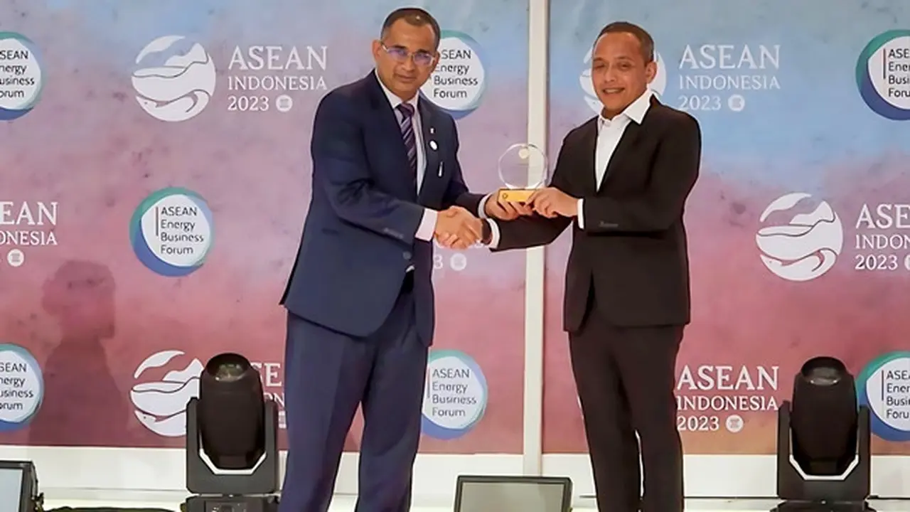CEO PTPN V Jatmiko K Santosa saat menerima penghargaan Asean Energy Awards 2023.