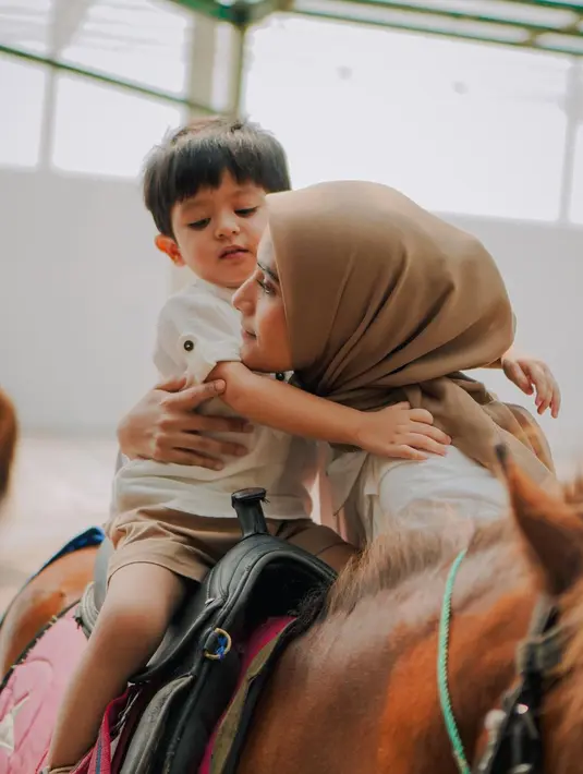 Bersama Syaki, Nadya menjalani kehidupan barunya. Selain merawat, ia juga menafkahi anaknya dengan kerja keras. [Instagram.com/nadyamustikarahayu]