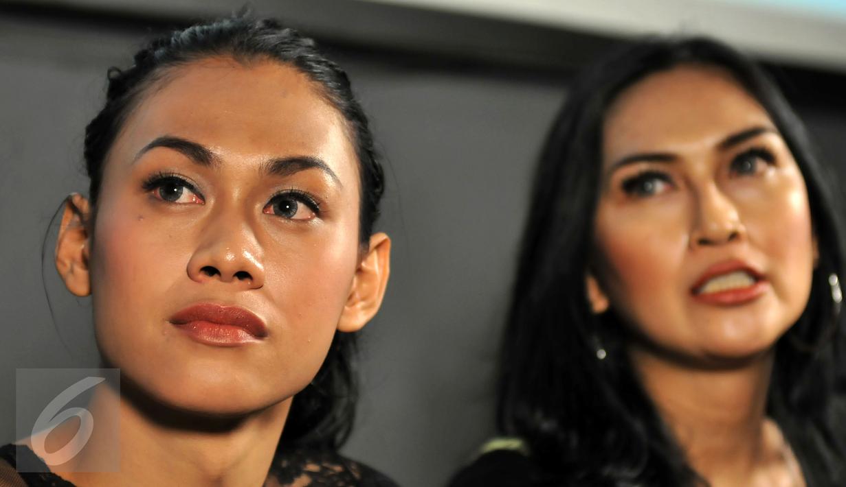 Anggota Forum Komunikasi Waria Indonesia Chika Prasilia saat mengikuti acara launching stiker chat istilah slang populer, Jakarta, (6/1). Stiker dengan judul SAY CYIN dimaksudkan untuk membawa keseruan pada percakapan di Line. (Liputan6.com/Yoppy Renato)