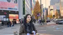 Hesti Purwadinata juga menikmati liburan akhir tahun di Jepang. Ia tampil dengan gaya layering menggunakan inner hitam dipadukan outer blazer leather coklat serasi dengan mini skirt di atas stocking hitam. Ia juga mengenakan syal hitamnya. [@hestipurwadinata]