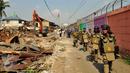 Petugas Satpol PP mengawasi lokasi saat pembongkaran di kawasan Tanah Tinggi, Tangerang, Selasa, (14/3). Sampai saat ini Pemprov kota Tangerang belum menyediakan tempat tinggal untuk warga yang dibongkar rumahnya. (Liputan6.com/Faisal R Syam)