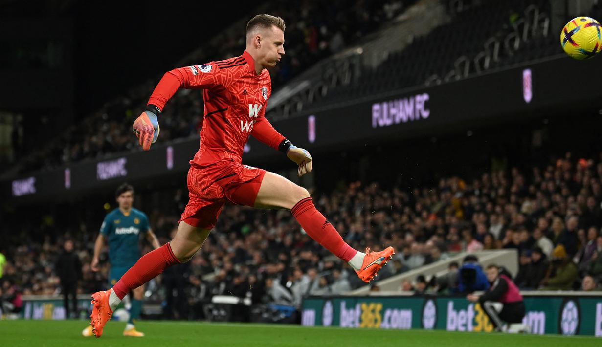 Kiper Fulham, Bernd Leno berusaha menghalau bola saat menghadapi Wolverhampton Wanderers pada laga Liga Inggris 2022/2023 di Craven Cottage, London (24/2/2023). Bernd Leno langsung menjadi kiper utama saat memutuskan pindah dari Arsenal ke Fulham pada awal musim 2022/2023. Namun bersama Timnas Jerman, ia masih kesulitan bersaing dengan Manuel Neuer dan Marc-Andre ter Stegen. Hingga kini ia baru mengoleksi 9 caps sejak debut pada 29 Mei 2016. (AFP/Glyn Kirk)