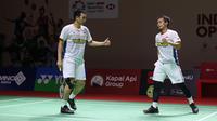 Selebrasi Ganda putra Indonesia, Mohammad Ahsan/Hendra Setiawan setelah meraih poin saat menghadapi ganda putra Thailand, Supak Jomkoh/Kittinupong Kedren pada laga babak 32 besar Kejuaraan bulu tangkis Indonesia Open 2023 di Istora Senayan, Jakarta, Rabu (14/6/2023). Mohammad Ahsan/Hendra Setiawan menang dua game langsung 21-16, 21-17. (Bola.com/Bagaskara Lazuardi)
