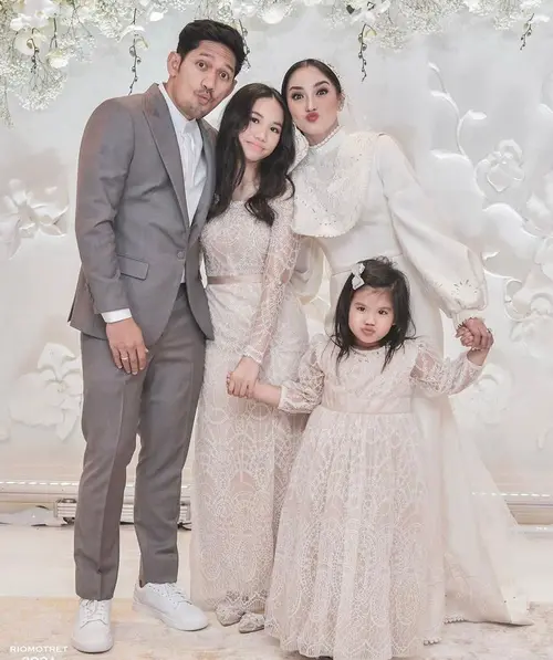 7 Ide Model Baju Anak Brokat Kombinasi Satin ala Anak Artis Indonesia Cocok untuk ke Pesta Photo Fimela