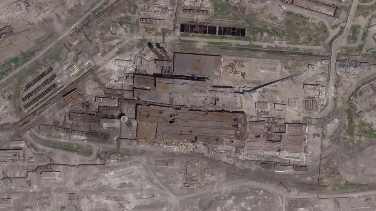 Citra satelit dari Planet Labs PBC ini menunjukkan kerusakan di pabrik baja Azovstal di Mariupol, Ukraina. (Planet Labs PBC melalui AP, File)