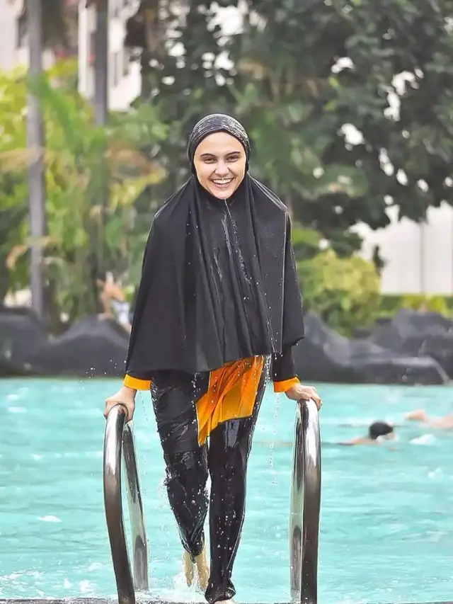Potret Zee Zee Shahab mengenakan baju renang muslimah
