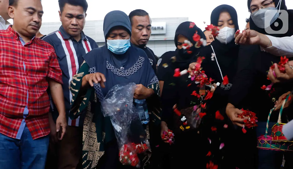 Sejumlah kerabat korban dan warga melakukan tabur bunga di lokasi kecelakaan maut di Jalan Transyogi, Cibubur, Bekasi, Jawa Barat, Rabu (20/7/2022). Aksi tabur bunga tersebut sebagai bentuk rasa duka cita atas meninggalnya 11 orang korban kecelakaan maut di kawasan tersebut. (Liputan6.com/Herman Zakharia)