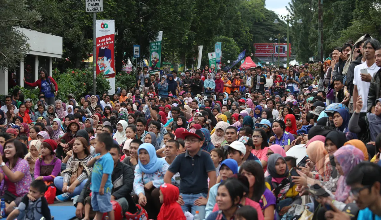 Ratusan warga tampak antusias menyaksikan acara Festival of Nations di Jalan Dago, Bandung, Minggu (26/4//2015). Acara ini menjadi ajang pertukaran budaya antarnegara Asia Afrika. (Liputan6.com/Herman Zakharia) 