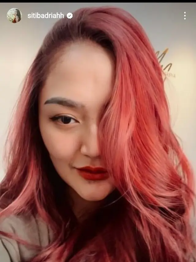6 Potret Terbaru Siti Badriah dengan Rambut Merah, Terinspirasi Princess Ariel