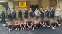 Tim Patroli Perintis Presisi Polres Metro Jakarta Barat menggagalkan tawuran antar pelajar. Sebanyak 18 orang ditangkap yang beberapa di antaranya membawa senjata tajam (sajam) seperti Celurit dan Penggaris Besi. (Dok. Liputan6.com/Ady Anugrahadi)