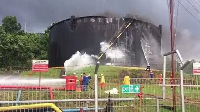 Tangki kilang minyak Pertamina tersambar petir. (Dok Foto: Merdeka.com)