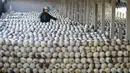 Seorang warga memeriksa pertumbuhan jamur-jamur pangan di sebuah rumah kaca di Wilayah Luannan, Provinsi Hebei, China utara (7/10/2020). Output tahunan dari berbagai jenis jamur pangan di wilayah tersebut mencapai lebih dari 10 juta kilogram. (Xinhua/Yang Shiyao)