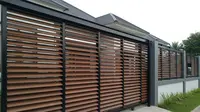 8 Desain Pagar dari Kayu Anti Rayap untuk Hunian Tropis, Karakter Unik pada Fasad Rumah