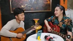 Ratna Listy mewariskan bakat bermusiknya kepada Eiki, begitu biasa disapa. Saat bersama, ibu dan anak ini asyik bermain gitar dan bernyanyi. (Foto: Instagram/@ratna_listy)