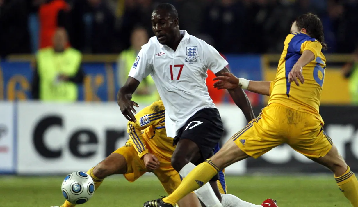 Striker Inggris, Carlton Cole, berusaha melewati pemain Ukraina, Olexiy Gay. Performa apiknya bersama West Ham membuat bomber kelahiran London ini sempat tujuh kali membela Inggris dibawah asuhan Fabio Capello. (AFP/Ian Kington)