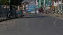 Kawat berduri dipasang untuk memblokir jalan yang sepi di Srinagar, Kashmir yang dikuasai India, Rabu (5/8/2020). Pasukan dan barikade kawat berduri dikerahkan oleh India dalam upaya menahan serangan pada peringatan setahun pelepasan status otonomi khusus wilayah tersebut. (AP Photo/ Dar Yasin)