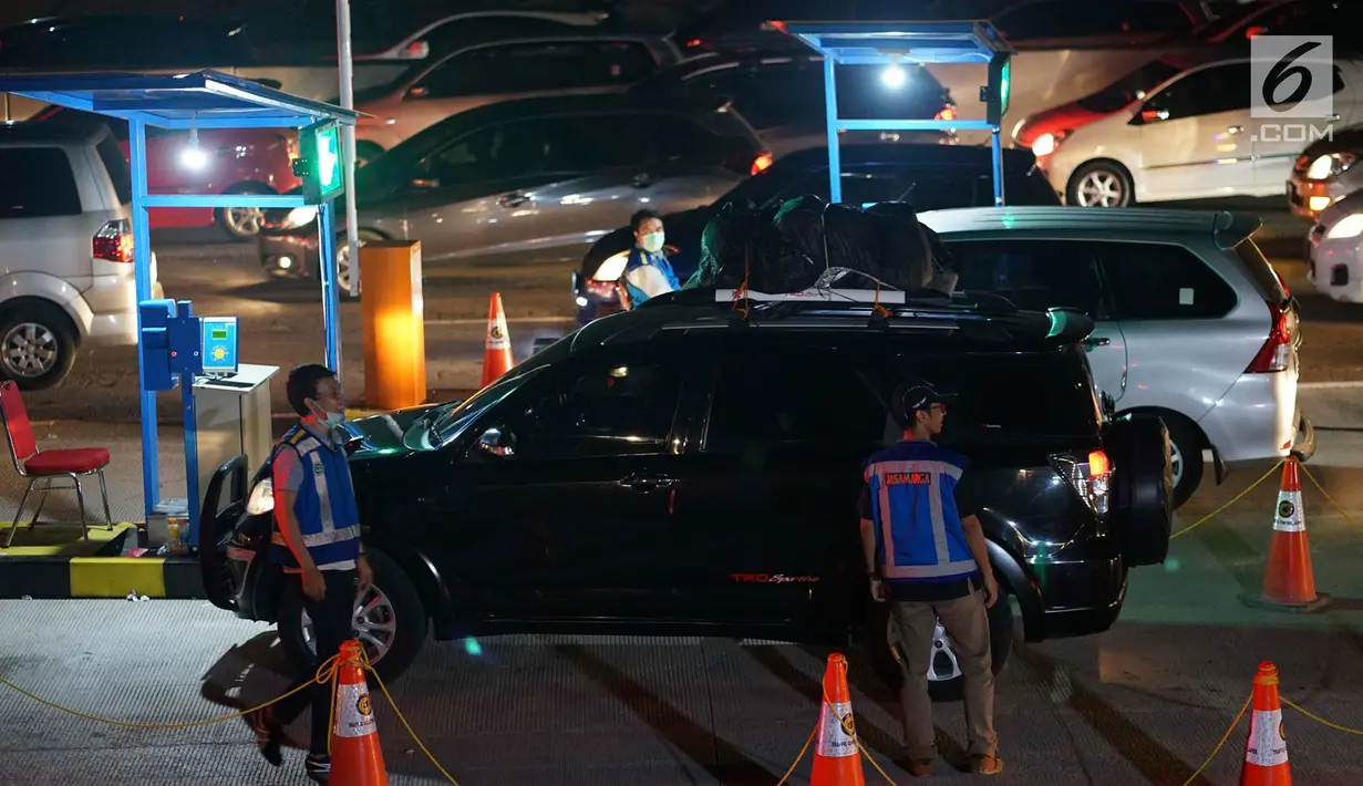 Kendaraan pemudik terjebak kemacetan di sekitar Gerbang Tol Cikampek Utama, Jawa Barat, Jumat (7/6/2019). Banyaknya pemudik yang mulai kembali ke Ibu kota menyebabkan peningkatan volume kendaraan sehingga menyebabkan arus lalu lintas kian padat. (Liputan6.com/Immanuel Antonius)