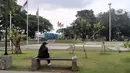 Warga bersantai di Alun-Alun Kota Bogor, Jawa Barat, Senin (26/9/2022). Warga dapat menemukan banyak tempat duduk di kawasan Alun-Alun Kota Bogor. (Liputan6.com/Magang/Aida Nuralifa)